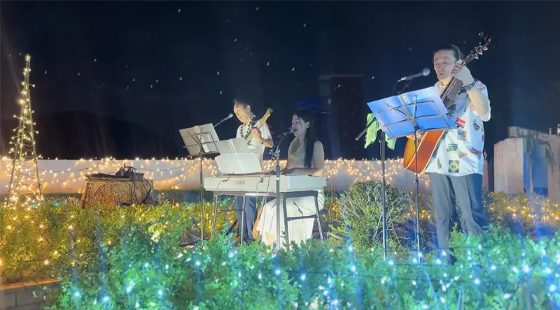 平日限定「Ekolu Mau Kani」のライブ