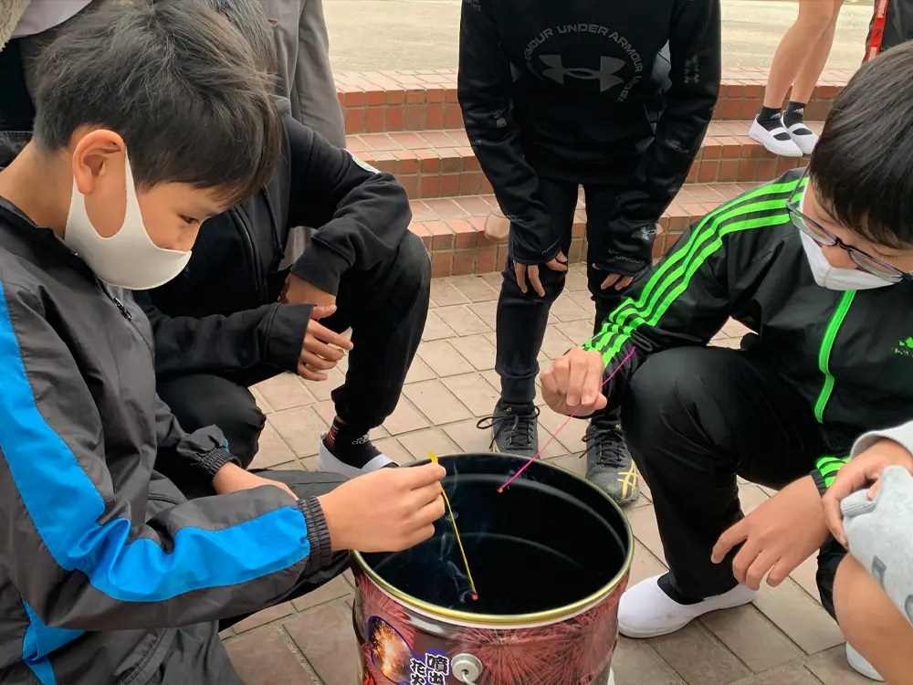 親子で花火づくり体験