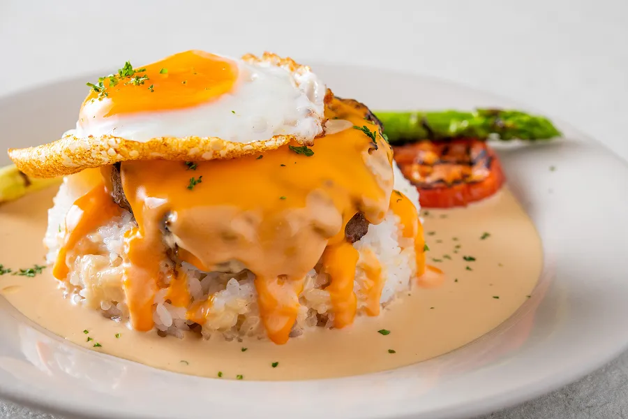 キアヴェスモークグリル　ハンバーグメルトチーズロコモコ
