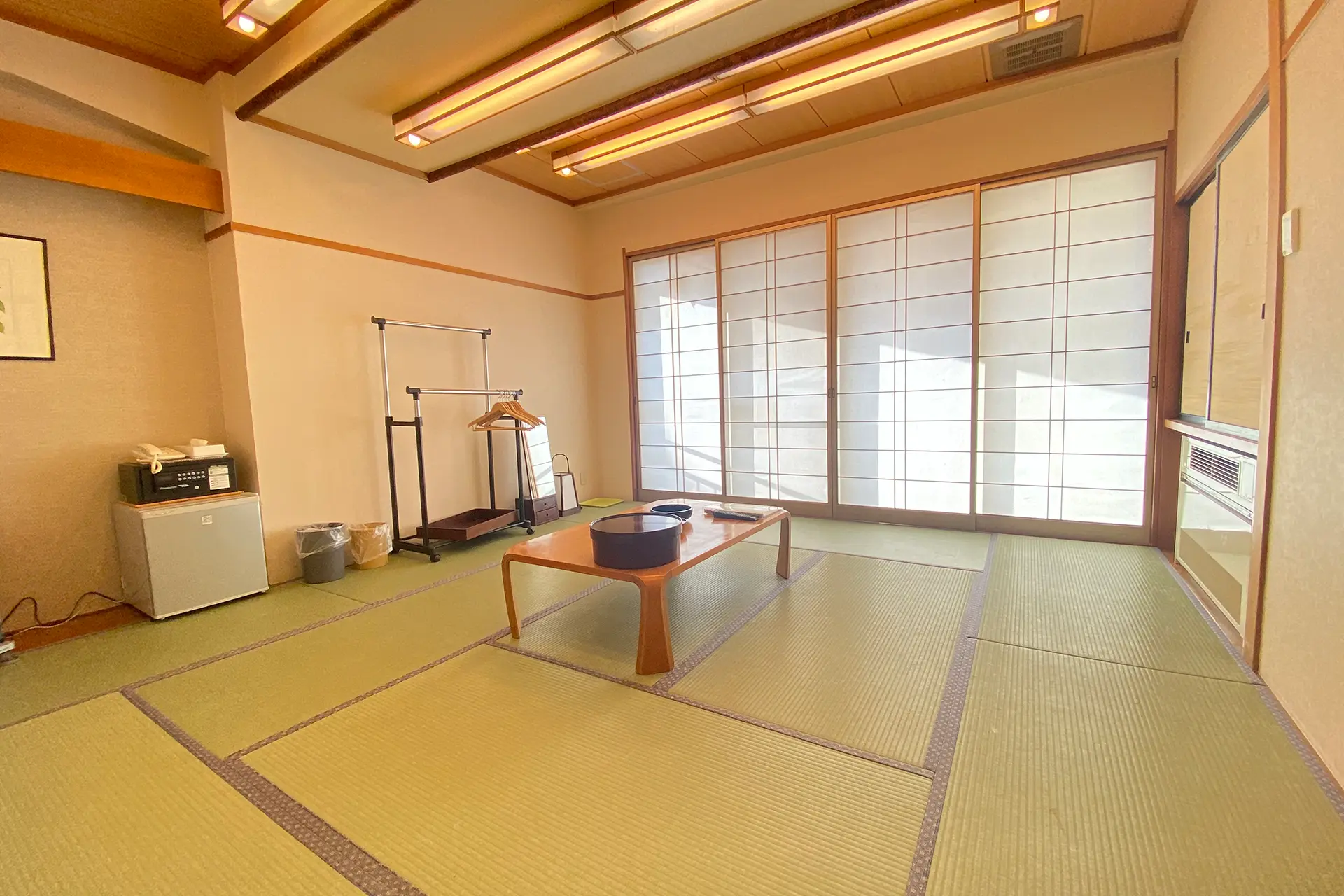 Large room (daffodils and bellflowers)