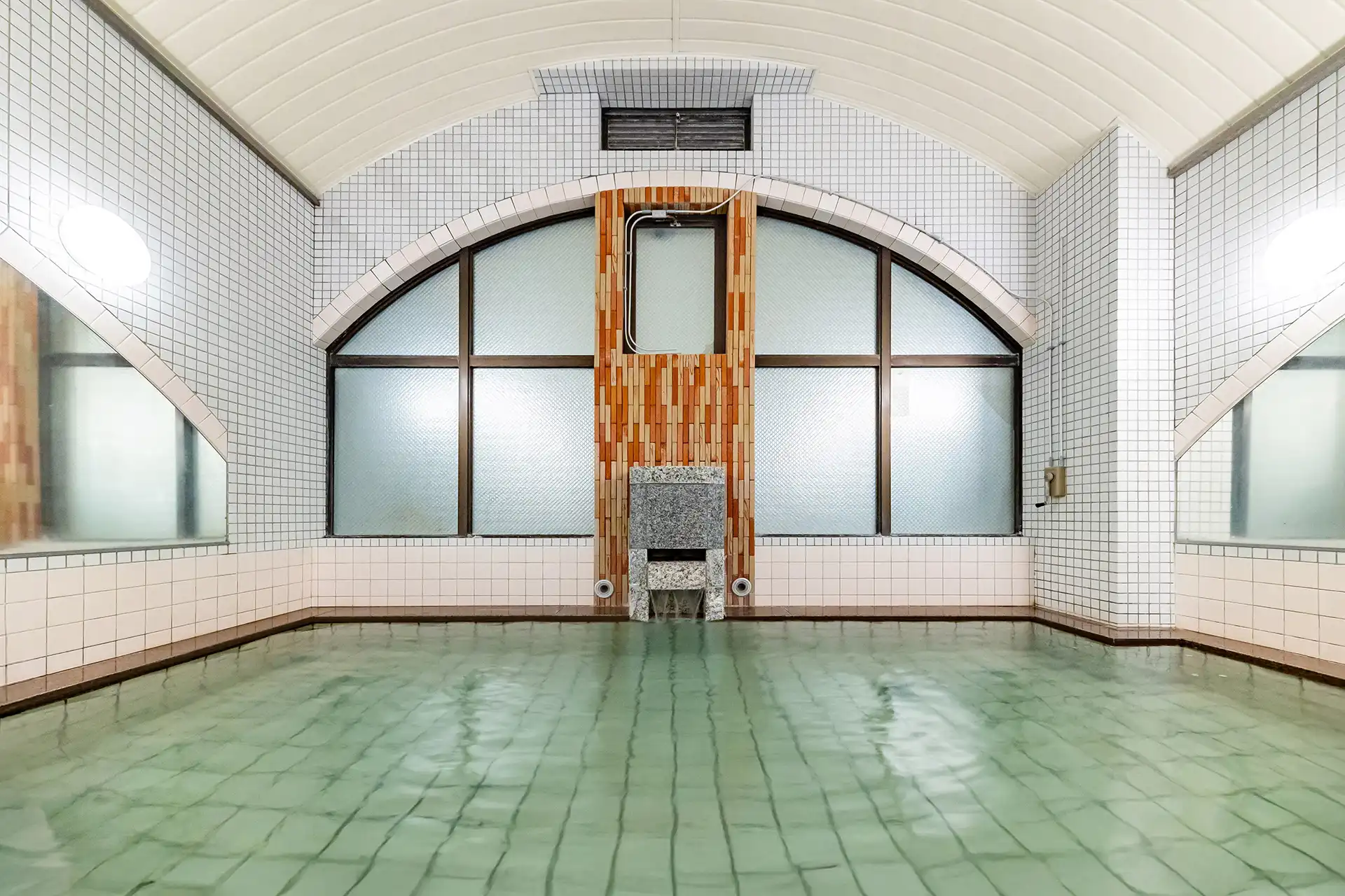 南2号館5階 大浴場