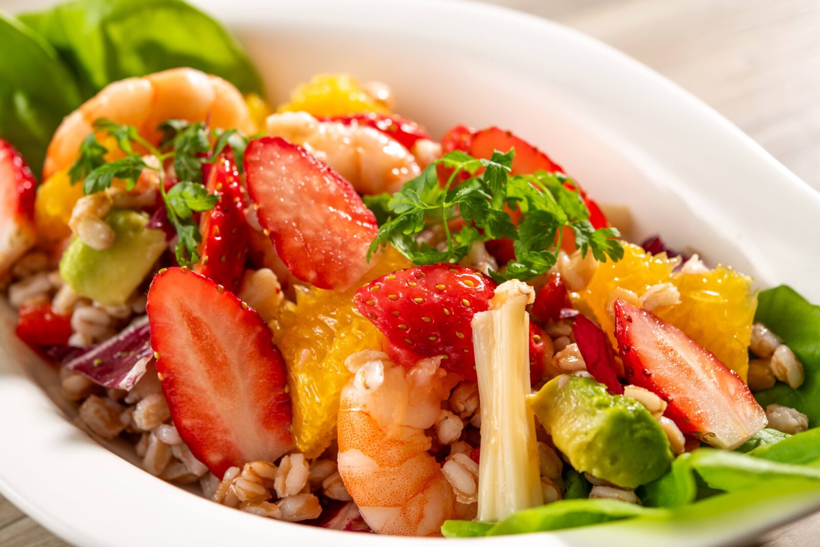 たっぷり苺とスペルト小麦のサラダ仕立て