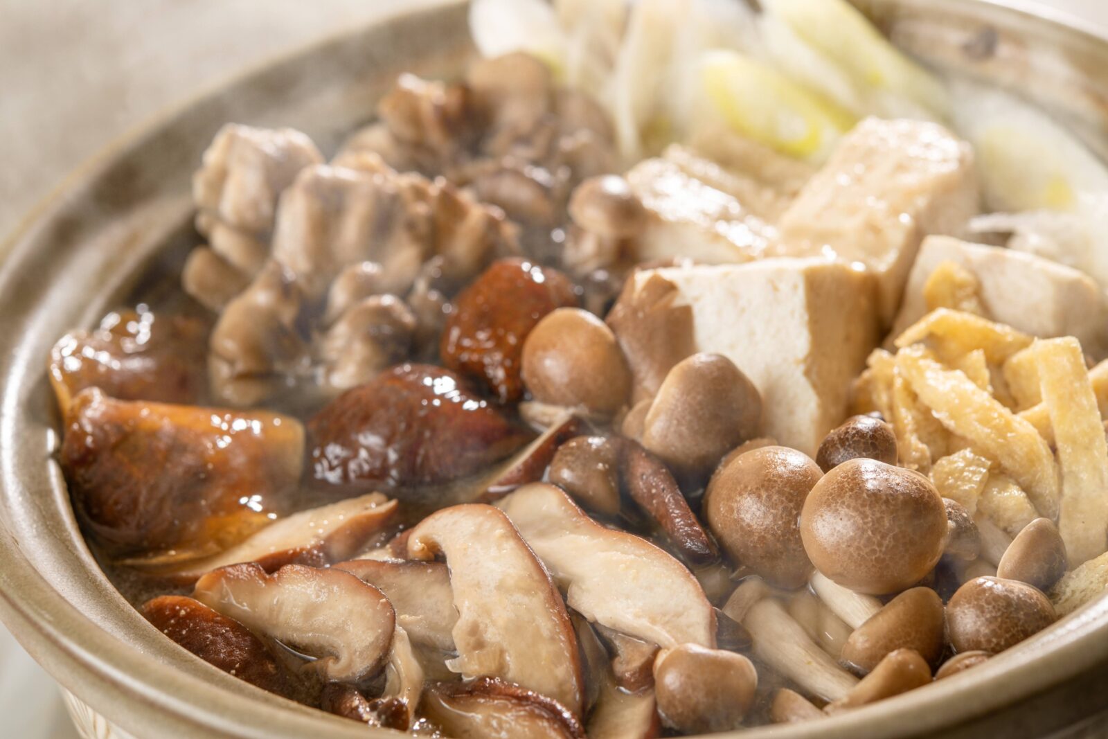 福島県産きのこと、鮫川村の絹豆腐と油揚げの味噌汁