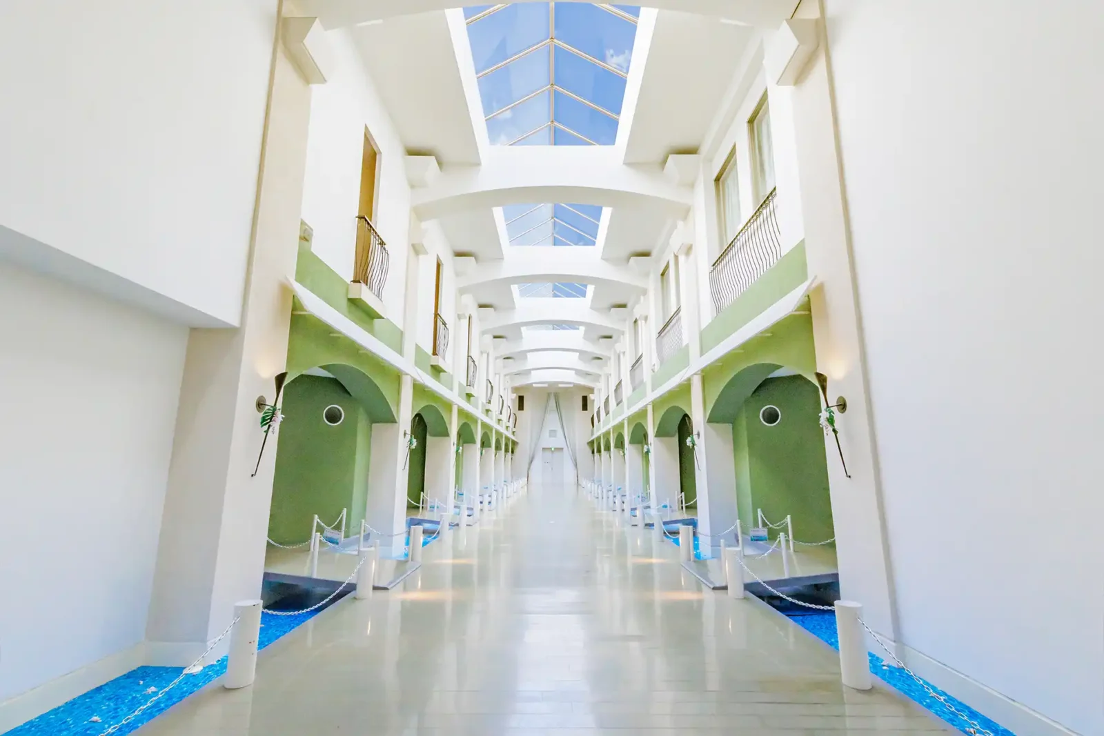 ハワイアンズの中で唯一、パークの中に位置するホテル。
部屋からプールまで、水着でそのままご移動いただけます。