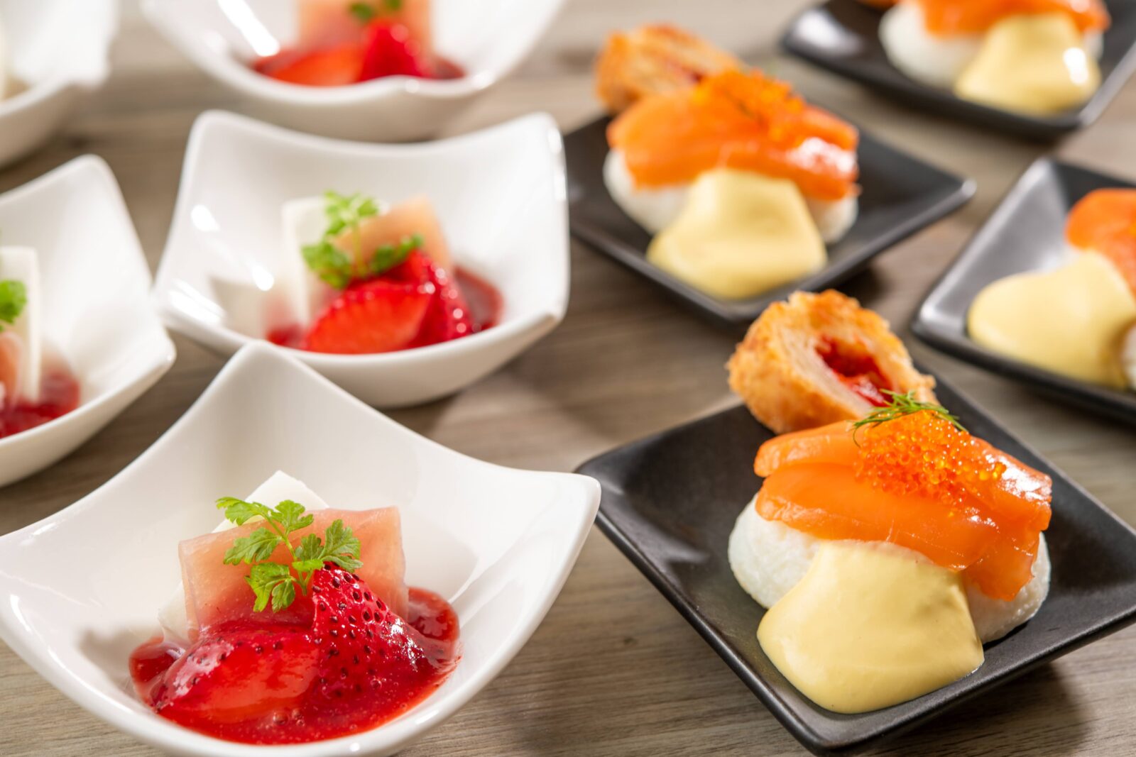 モッツァレラチーズと生ハム　いちごソース／スモークサーモンとたまごのオランディーズソース