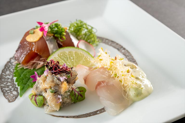 [Three kinds of fresh fish from the Joban coast] Smoked bonito marinated in garlic soy sauce, horse mackerel with Kinzanji miso dressing, flounder with kiwi dressing