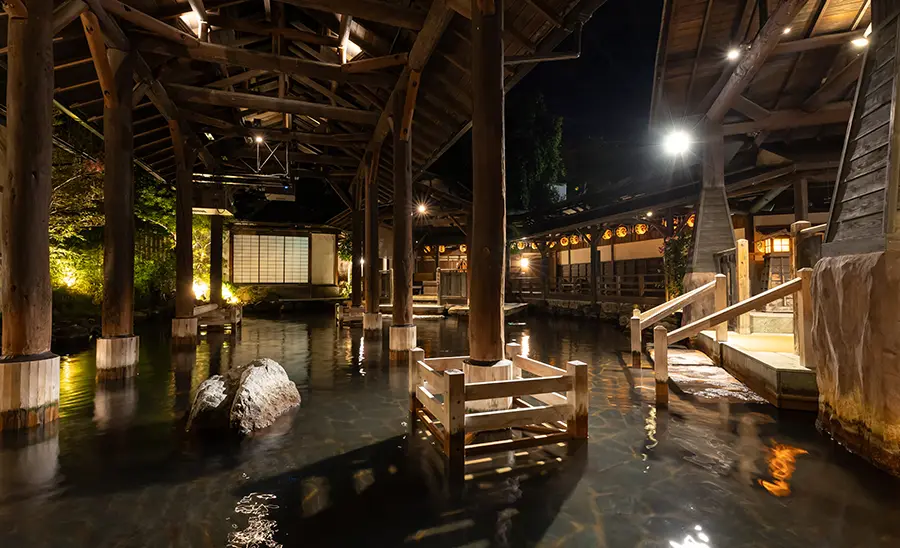 世界最大級の露天風呂「江戸情話与市」